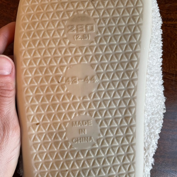 Smiley Face Slippers - Size 43-44 - Picture 2 of 4